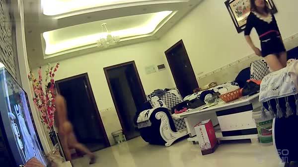 360水滴摄像头偷拍013-早泄哥客厅看个电视都鸡巴硬拔下老婆的内裤爽一下